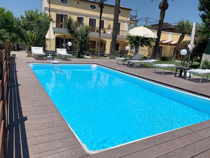 Chambre d’hôte pour 3 personnes, avec Balcon et Terrasse ainsi que Jardin et Piscine à Castellammare di Stabia