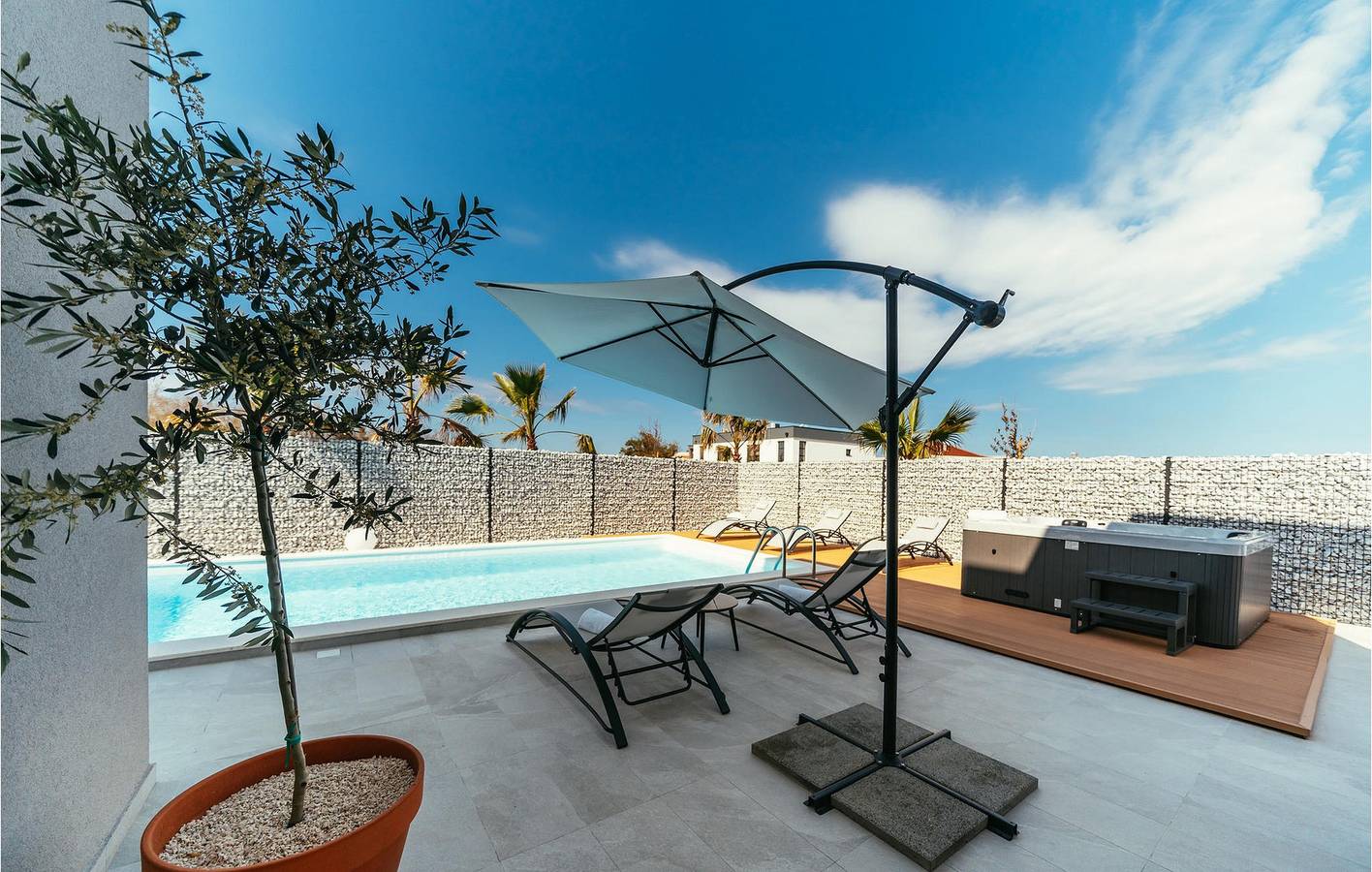 Acogedor apartamento de 1 dormitorio con piscina, terraza y a 1 km de la playa in Nin, Region de Zadar