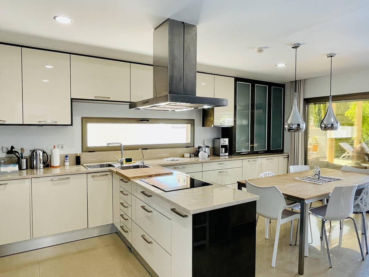 Spacious Villa in Evaristo - Albufeira: Private Pool, Garden View, Modern Amenities, Sleeps 10 in Albufeira, Faro District