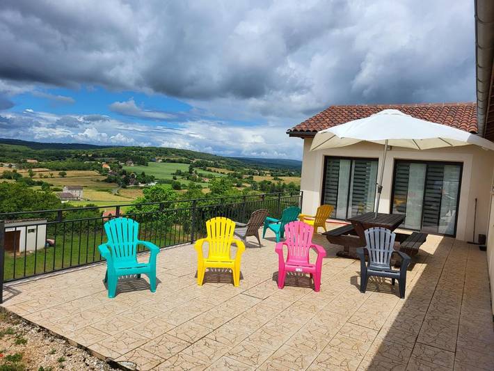 Villa pour 14 personnes, avec jardin et bassin pour enfant ainsi que piscine et vue