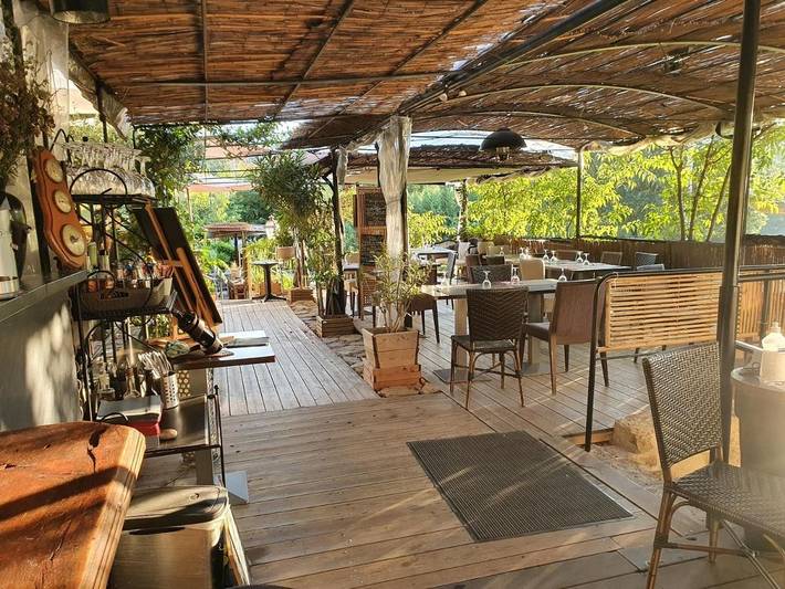 Location de vacances pour 2 personnes, avec vue ainsi que piscine et jardin, animaux acceptés à Entrecasteaux - 3