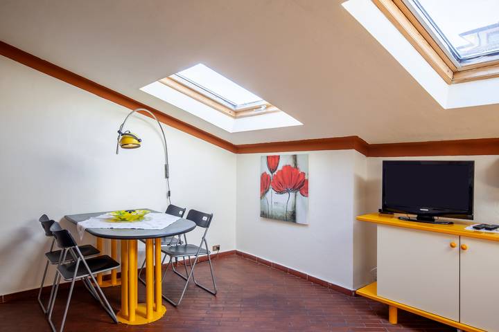 Appartamento intero, Casa Vacanze "Loft parallela Lungomare posto auto" con A/C & Wi-Fi in Perla del Tirreno, Viareggio