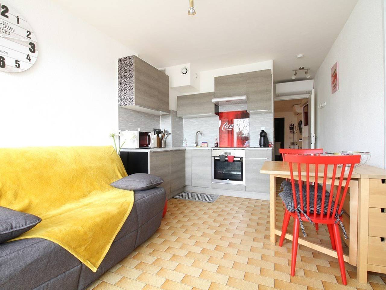 Entire apartment, Renovated T2 with Terrace Near Thau Lagoon, 800m from Thermes, Parking, Wifi, A/C in Balaruc-les-Bains, Côte d'Améthyste