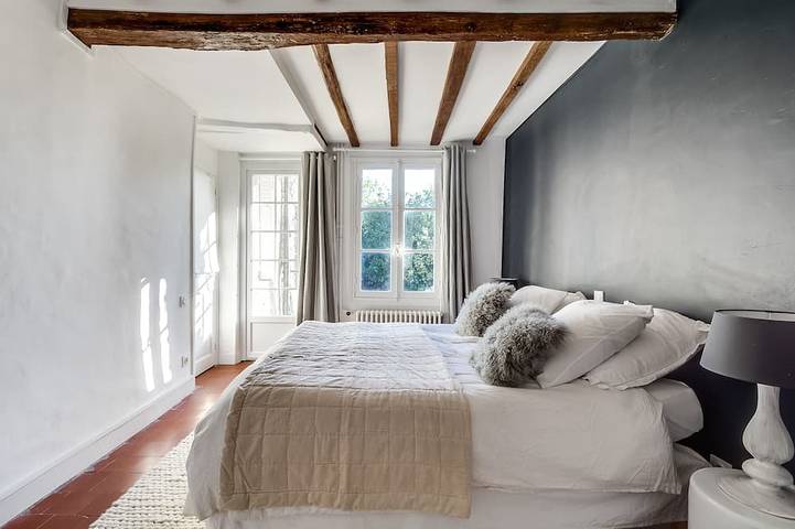 Encantadora casa / alojamiento para grupos al sur de Fontainebleau, a 70 km de París, 6 habitaciones in Nangeville, Región de Pithiviers