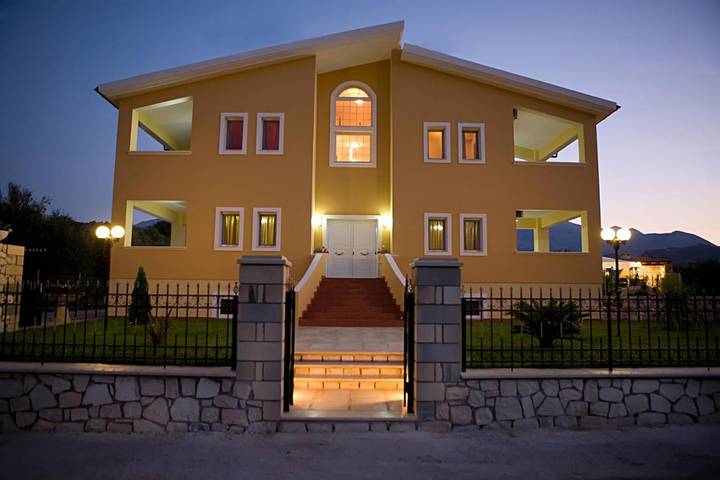 Villa für 9 Personen, mit Garten und Pool sowie Whirlpool - 1