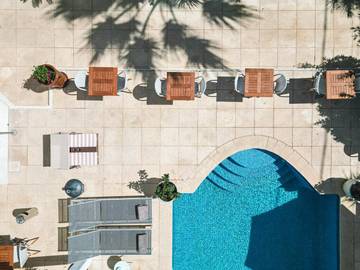 Hôtel pour 2 personnes, avec jardin et piscine, animaux acceptés dans Office De Tourisme De Juan Les Pins