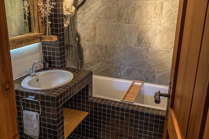 Ganze Wohnung, Ferienwohnung mit Panoramablick in die schweizer Berge in Bivio (Graubünden), Surses