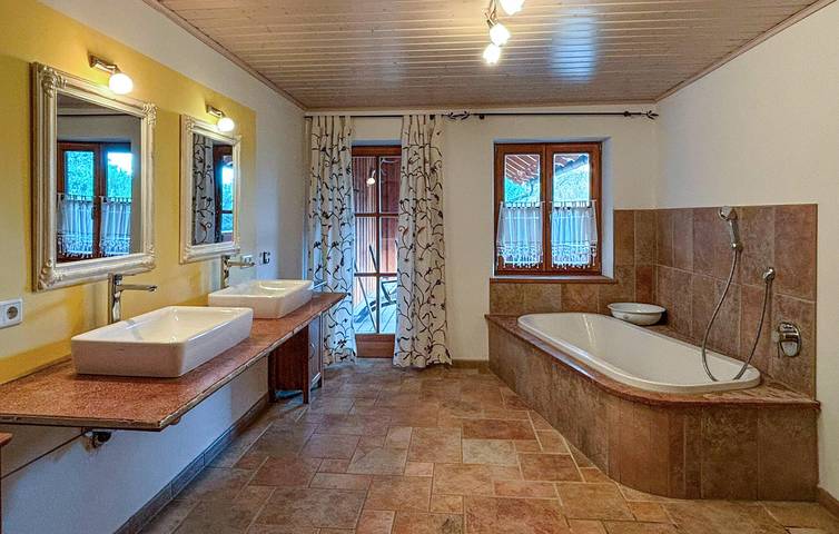 Apartamento vacacional entero, Acogedor apartamento con terraza, wifi y aparcamiento cerca de Neumarkt am Wallersee in Köstendorf, Bezirk Salzburg-Umgebung