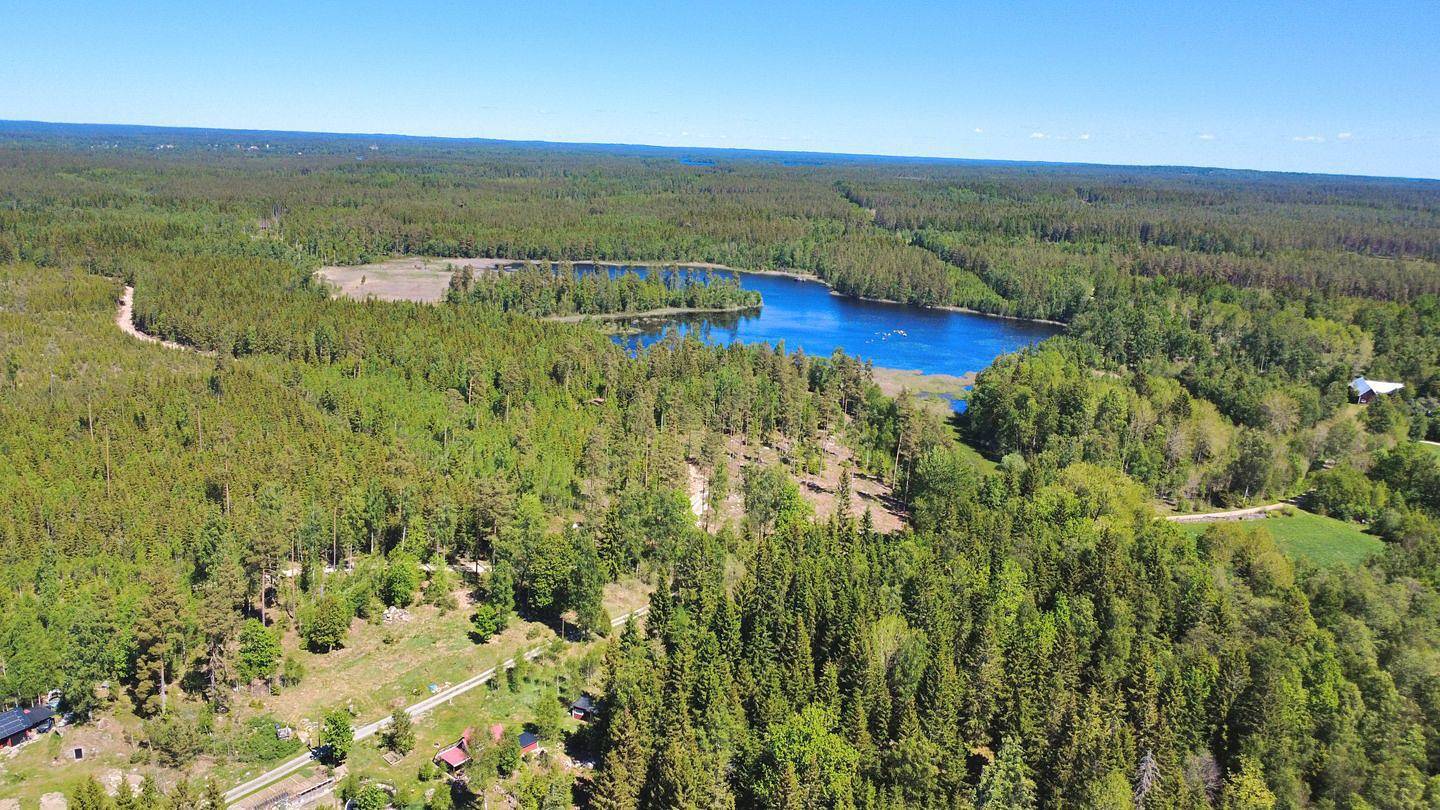 Fannys Hus – Ferienhaus mit Panorama-Sauna am Fluss in Småland in Kronoberg