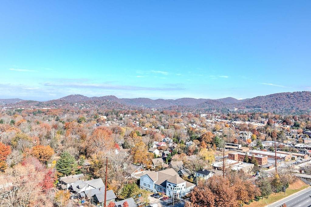 Ganze Wohnung, Penthouse Style Condo Atop Hotel Indigo in Blue Ridge Parkway, Asheville