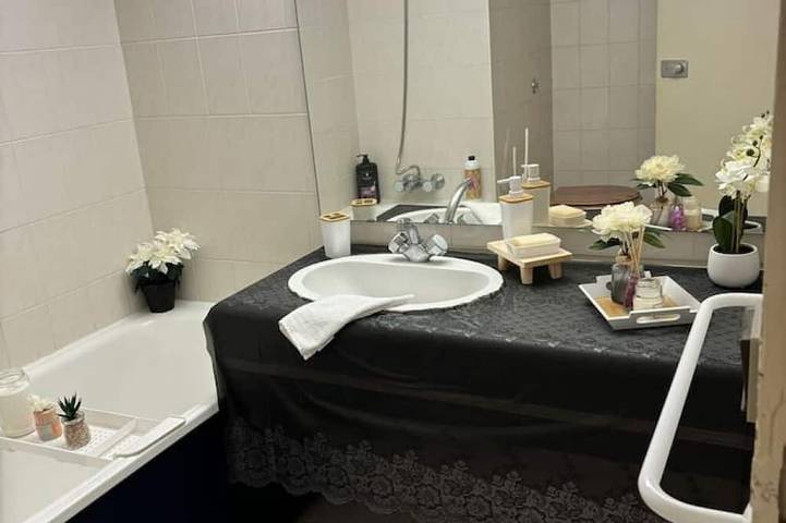 Entire apartment, Cosy & Elegant with Parking - Your Haven of Peace at the Gates of Nantes in Carquefou, Nantes region
