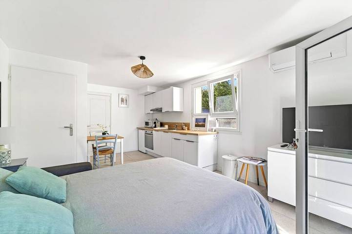 House consisting of 3 independent apartments with air conditioning, a terrace, parking, and a garden in Aubais, Costa mediterránea (Francia)