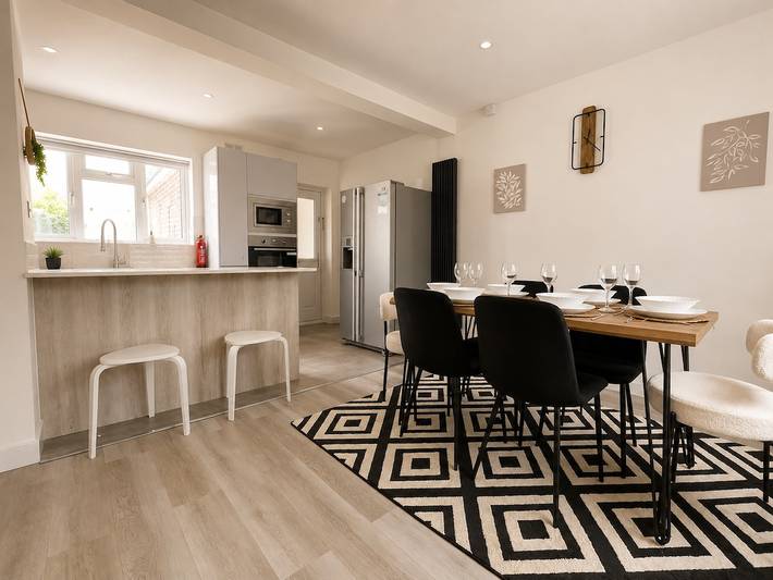 Perfect Booking | Bright 3 Bed Home w/ Garden & Sunroom in Sunningdale, Berkshire