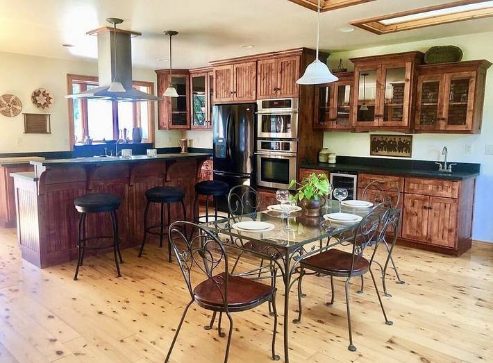 Vacation rental for 13 people, with hot tub and yard in Mount Shasta