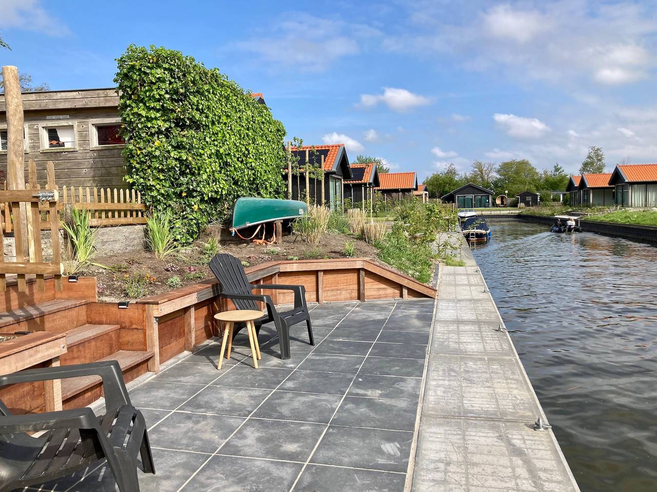 4 Personen Chalet Ufergrundstück, mit Parkplatz und eigenem Angelplatz, Canoe in Dongeradeel, Niederländische Nordsee