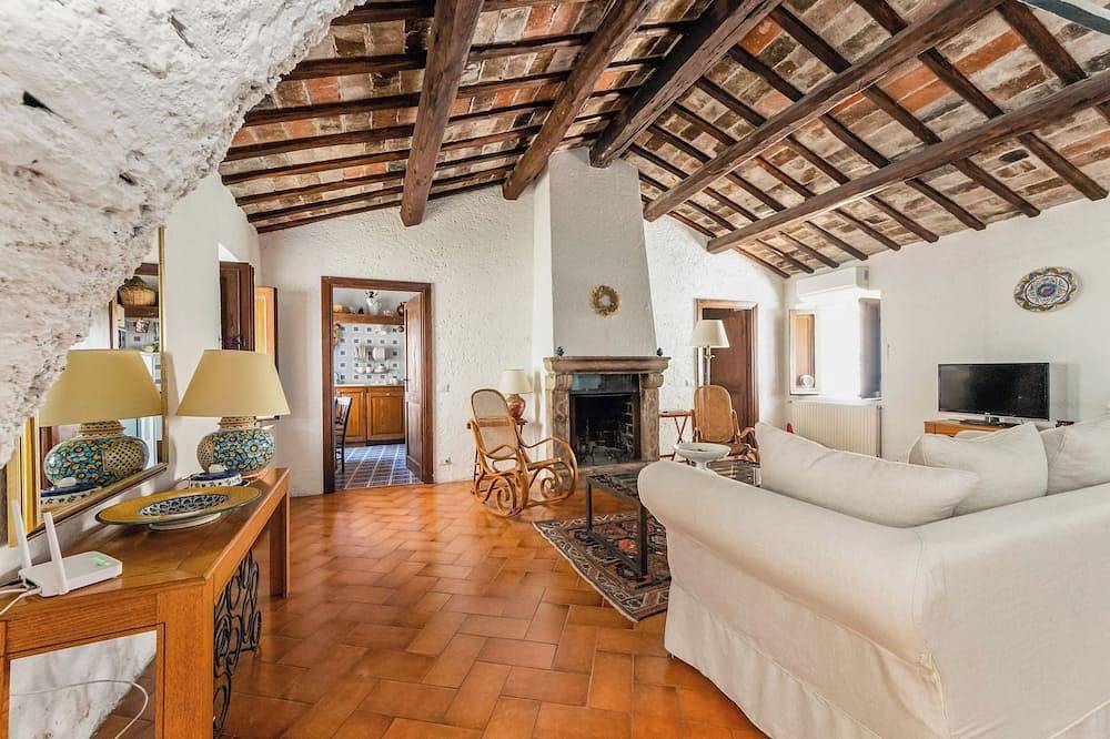 Entire apartment, Lake Bracciano Medieval Borgo - Charming Home - Aircond. Wifi in Bracciano, Lake Bracciano