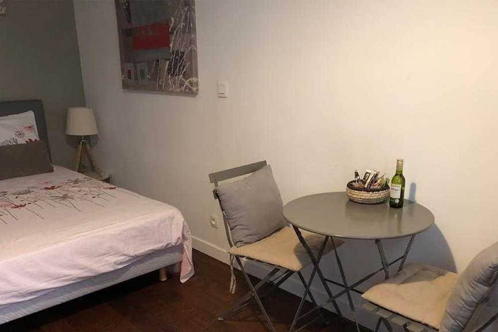 Appartement entier, Studio Paris Quartier Saint Placide in Paris, Île de France