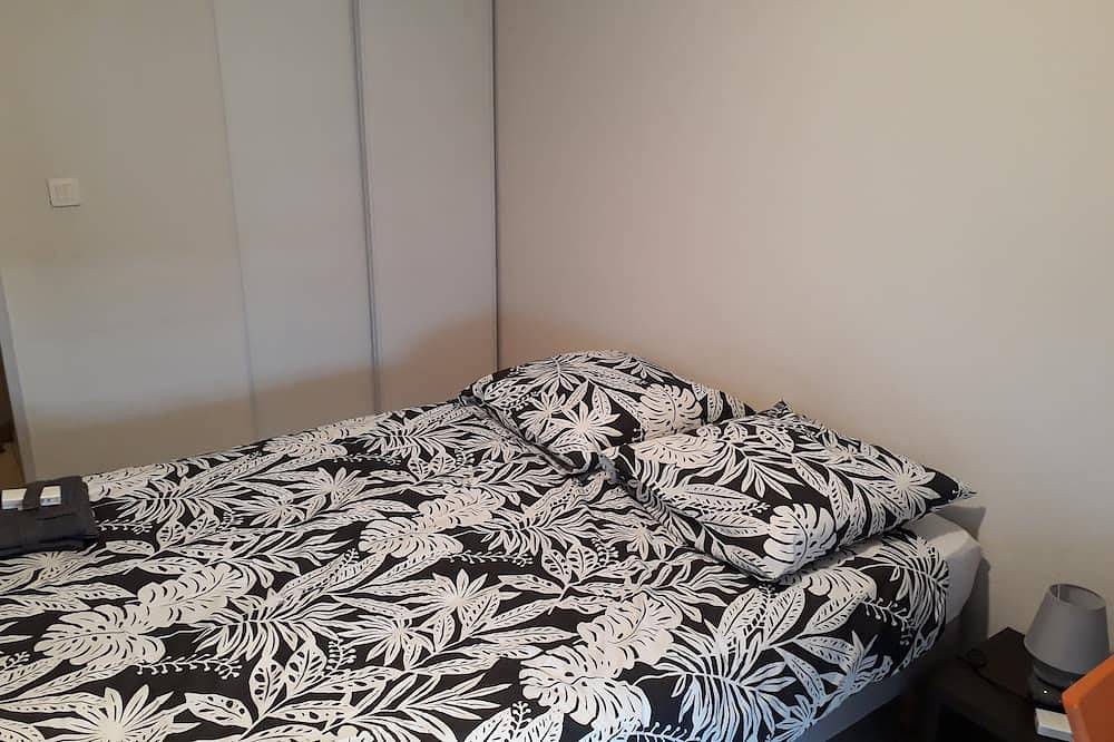 Appartement entier, Studio Cosy face à l'hopital Nord au Rdc avec petite courette. in Saint-Priest-en-Jarez, Loire