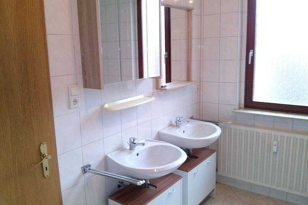 Ganze Wohnung, Gemütliches  Doppelzimmer  Nr. 1 mit Küche   Bad und Dusche in Beerfelden, Odenwaldkreis