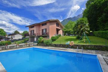 Ferienhaus für 6 Personen, mit Seeblick und Pool sowie Terrasse, kinderfreundlich in Colico