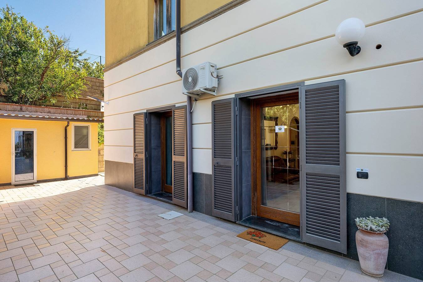 Entire apartment, Suite Ermosa: Apartment with Private Garden, Wi-Fi & Air Conditioning in Pozzuoli, Naples Province