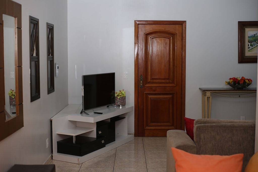 Ganze Wohnung, Martha Schwantz Luxuriöses, luftgekühltes Apartment mit 4 Schlafzimmern und 2 Garagen, 200 m vom Strand entfernt. in Guarapari, Região Metropolitana da Grande Vitória