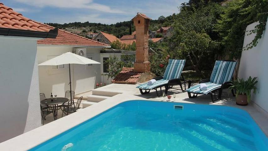 Vacation rental for 8 people, with terrace and pool in Brac