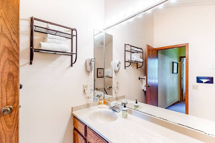 Gîte pour 13 personnes, avec jacuzzi ainsi que piscine et terrasse à Granby - 4