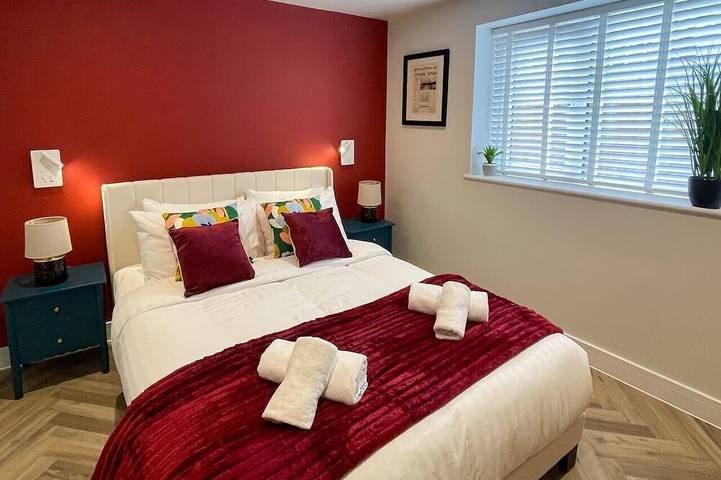 Modern New-Build 2 Bed House Nr Science Park in Arbury Ward, Cambridge
