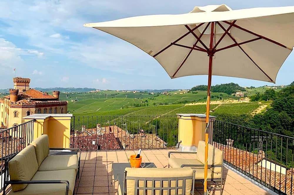 Ganze Wohnung, Zentrum von Barolo - Privatwohnung mit riesiger Terrasse mit 360-Grad-Blick auf die Weinberge! in Barolo, Langhe