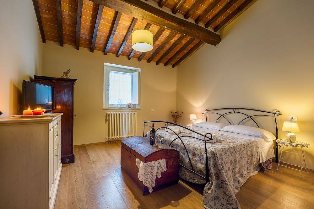 Rugantina- Large Tuscan countryhouse with private big pool and gardens, sleeps14 in Cortona, Arezzo Province