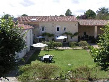Gîte pour 7 personnes, avec piscine ainsi que jardin et terrasse, animaux acceptés à Dœuil-sur-le-Mignon