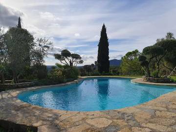 Gîte pour 8 personnes, avec terrasse et piscine ainsi que jardin et vue, adapté aux familles à Valflaunès