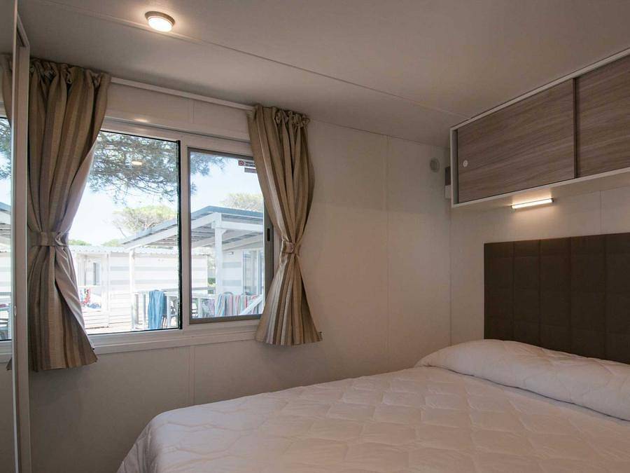 Acogedora casa móvil con terraza cubierta, WiFi y aire acondicionado, a 800 m de la playa in Lido di Jesolo, Jesolo