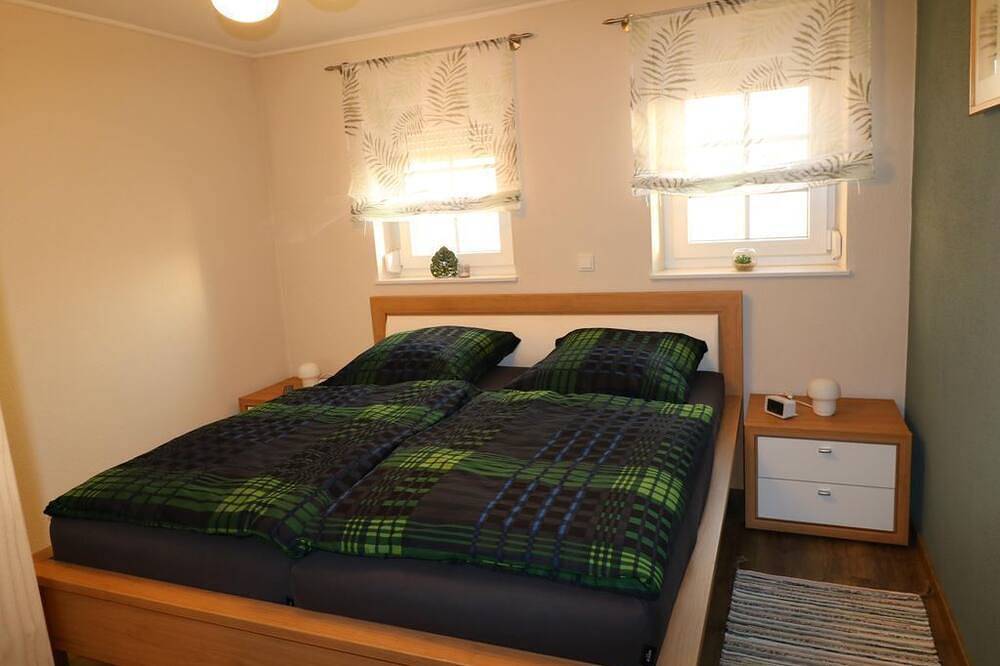 Ganze Wohnung, Ferienwohnung Am Pfaffenderbach - 5-Bett-Ferienwohnung, Dusche/Wc, 2 Schlafräume in Ralingen, Landkreis Trier-Saarburg