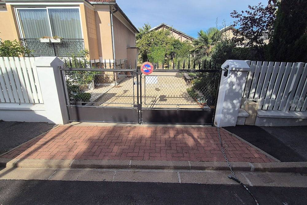 Private home with family suite, bedroom, living room, kitchen, and bathroom in Champigny-sur-Marne, Val-de-Marne
