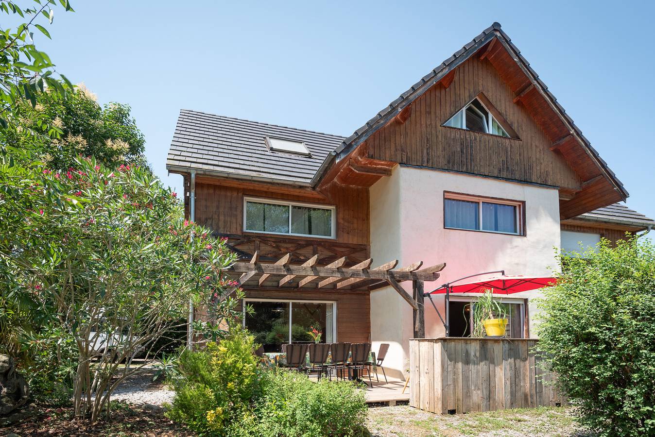 Ferienhaus 'La Buena Onda' mit Bergblick, privater Terrasse und eigenem Garten in Herrère, Béarn