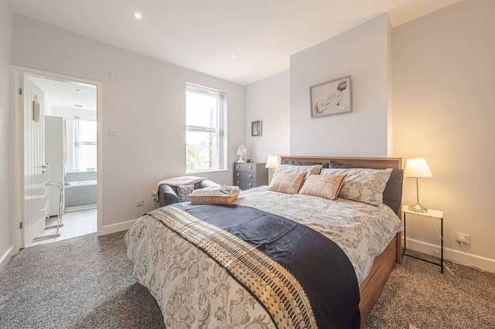 The Landmark: Comfy 2Br Home in Rugby | Sleeps 5 in Warwickshire
