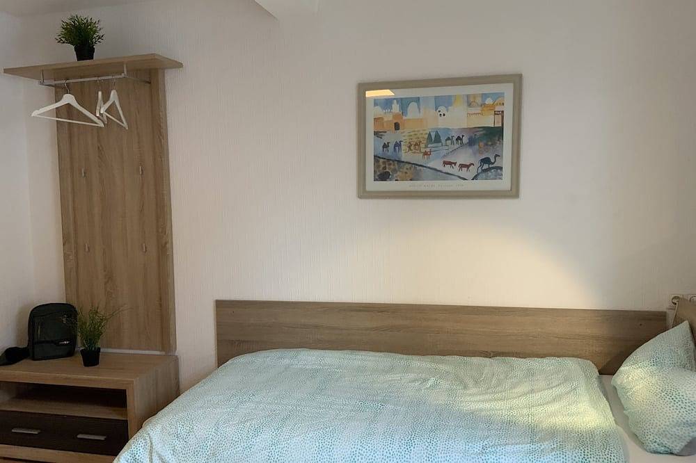 Room for fitters with shared bathroom and balcony in Weiterstadt, Hesse del Sur