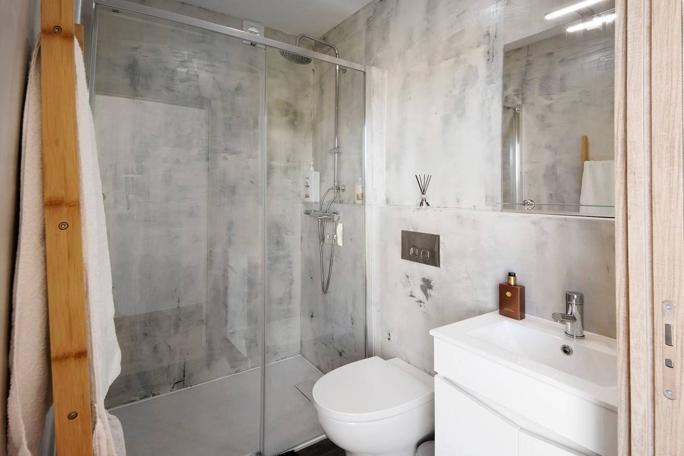 Bungalow 'Apartamento Thaï Com Piscina' met Gedeeld Zwembad, Privéterras en Wi-Fi, foto 10
