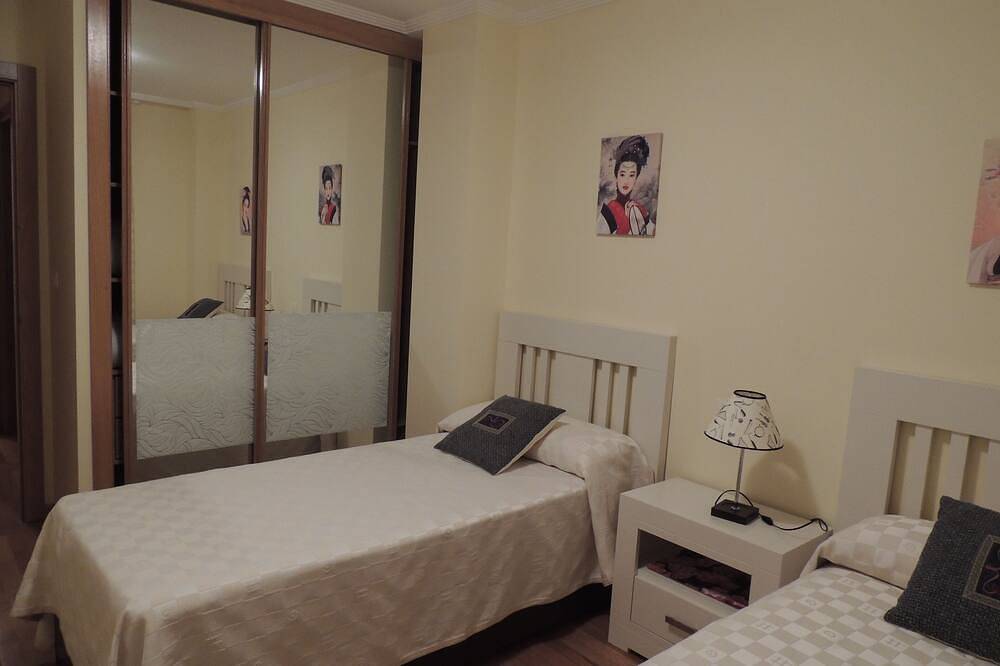 Entire apartment, Apartment on the beachfront of Rapadoira beach in Foz, Galician Coast