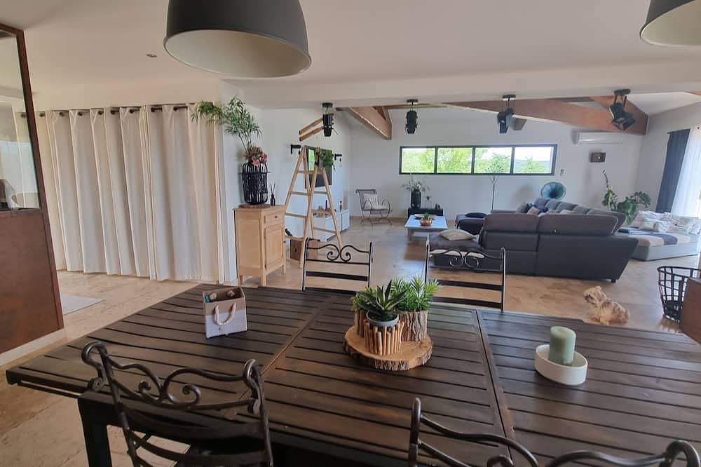 Spacious Villa 286 m2 overlooking the Sainte Victoire, garden, swimming pool. in Pertuis, Parc naturel régional du Luberon