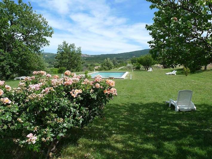 Location de vacances pour 2 personnes, avec vue et jardin ainsi que terrasse et piscine à Lacoste - 4