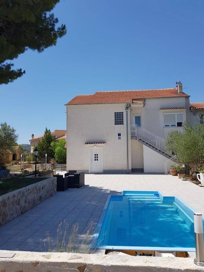 Ferienhaus für 10 Personen, mit Balkon und Terrasse sowie Garten und Pool