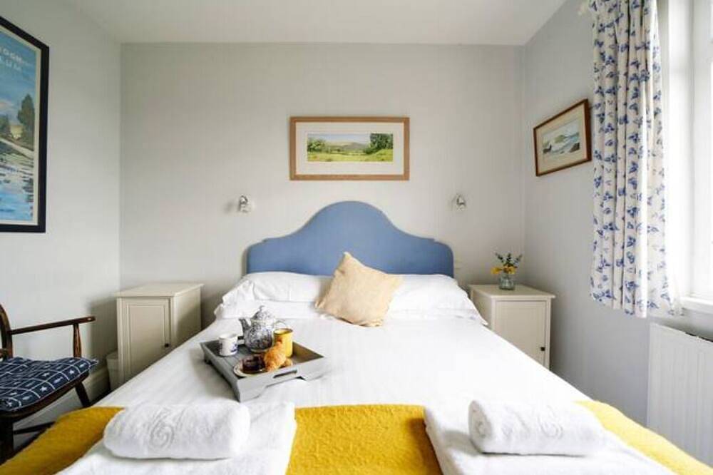 Trevarthian - A stunning holiday home overlooking Polzeath beach,sleeps 8 + dogs in Polzeath, Pentire Point - Widemouth