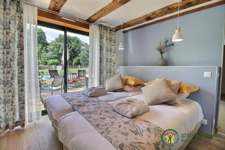 Location de vacances pour 2 personnes, avec vue ainsi que piscine et jardin à Pleugriffet - 3