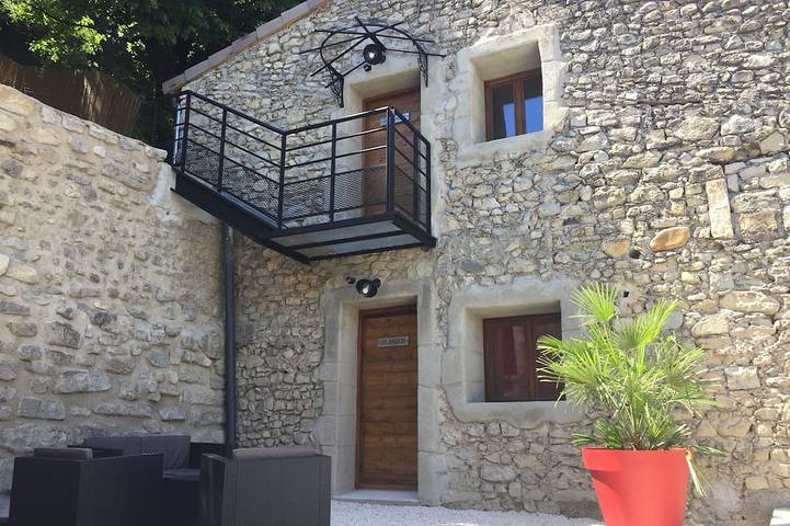 Gîte pour 4 personnes, avec terrasse à Baix
