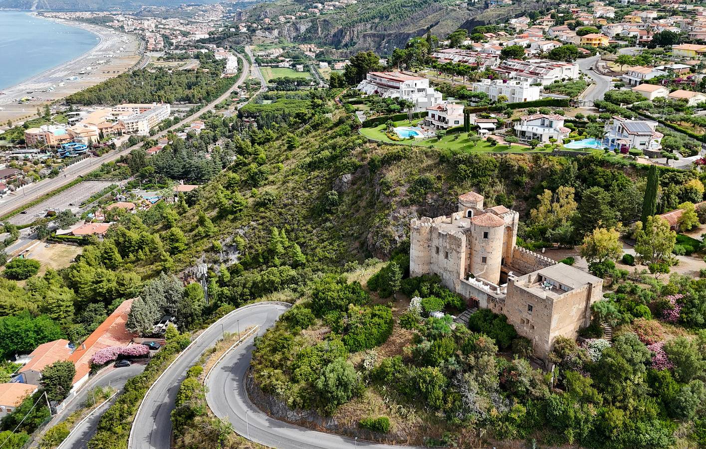 Apartment mit Meerblick, WiFi, AC & Parkplatz, 2km zum Strand in Praia a Mare, Tyrrhenische Küste Kalabrien