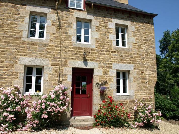 Gîte pour 2 personnes, avec Terrasse ainsi que Jardin et Vue à Plouguenast
