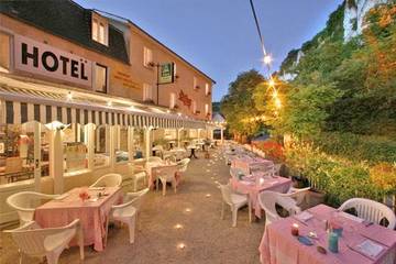Hôtel pour 2 personnes, avec vue ainsi que jardin et piscine à Lacave